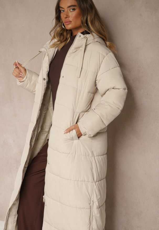 Renee - Jasnobeżowa Prosta Kurtka z Pikowanymi Przeszyciami i Kapturem Acaite. Kolor: beżowy. Materiał: jeans, poliester. Styl: elegancki