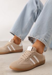 Renee - Beżowo-Białe Sneakersy z Ekozamszu na Płaskiej Podeszwie Pemeriana. Okazja: na uczelnię, na co dzień, na spacer. Nosek buta: okrągły. Zapięcie: sznurówki. Kolor: beżowy. Szerokość cholewki: normalna. Materiał: skóra, zamsz, materiał. Obcas: na płaskiej podeszwie. Wysokość obcasa: niski. Sport: turystyka piesza #1