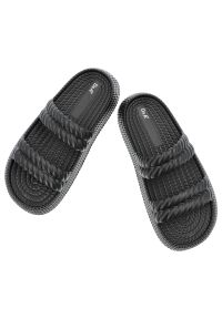 Czarne Klapki S.Barski Stylowe Obuwie Damskie. Okazja: na plażę, na co dzień. Kolor: czarny. Wzór: paski. Sezon: wiosna, lato. Styl: elegancki #6