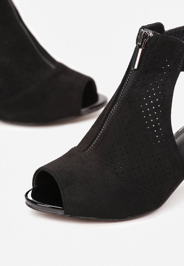 Born2be - Czarne Sandały Peep Toe na Słupku z Perforacją i Wycięciami Daisee. Nosek buta: otwarty. Kolor: czarny. Obcas: na słupku