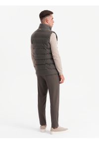 Ombre Clothing - Pikowany męski bezrękawnik z wełną – oliwkowy melanż V4. Okazja: na co dzień. Kolor: oliwkowy. Materiał: wełna. Długość rękawa: bez rękawów. Wzór: melanż. Styl: sportowy, casual #7