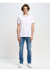 Big-Star - Koszulka męska z kieszonką biała Carbon 101. Okazja: na co dzień. Kolor: biały. Materiał: jeans, denim, bawełna. Długość rękawa: krótki rękaw. Długość: krótkie. Wzór: aplikacja. Styl: casual #1