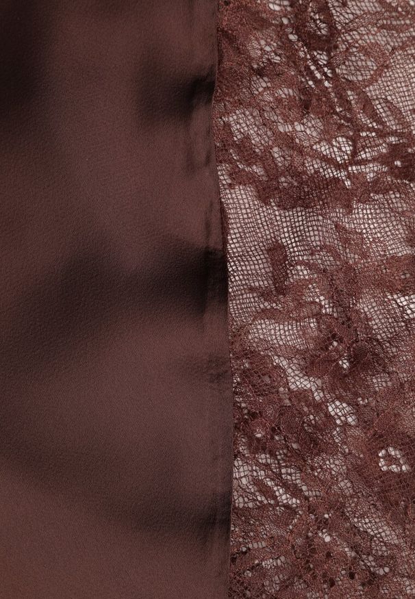Renee - Brązowa Satynowa Sukienka o Asymetrycznym Kroju z Koronkowym Dołem Mellea. Kolor: brązowy. Materiał: satyna, koronka. Długość rękawa: na ramiączkach. Wzór: koronka. Typ sukienki: asymetryczne. Styl: elegancki