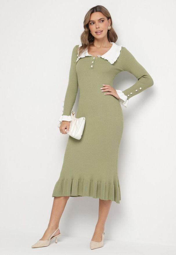 Born2be - Zielona Dzianinowa Sukienka Retro z Wiskozą z Kołnierzykiem i Falbanami Hanlira. Okazja: na co dzień. Kolor: zielony. Materiał: wiskoza, dzianina. Styl: retro