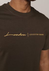 Born2be - Ciemnozielona Bawełniana Koszulka T-shirt z Minimalistycznym Nadrukiem Saphea. Okazja: na co dzień. Kolor: zielony. Materiał: bawełna. Wzór: nadruk. Styl: casual, klasyczny #8