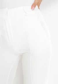 Born2be - Białe Garniturowe Spodnie z Wysokim Stanem i Szerokimi Nogawkami Abigaille. Stan: podwyższony. Kolor: biały. Materiał: tkanina. Wzór: gładki. Styl: klasyczny, elegancki