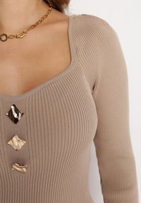 Born2be - Ciemnobeżowa Sukienka Midi z Prążkowanej Dzianiny z Ozdobnymi Guzikami przy Dekolcie Sarahilla. Kolor: beżowy. Materiał: prążkowany, dzianina. Długość: midi #7