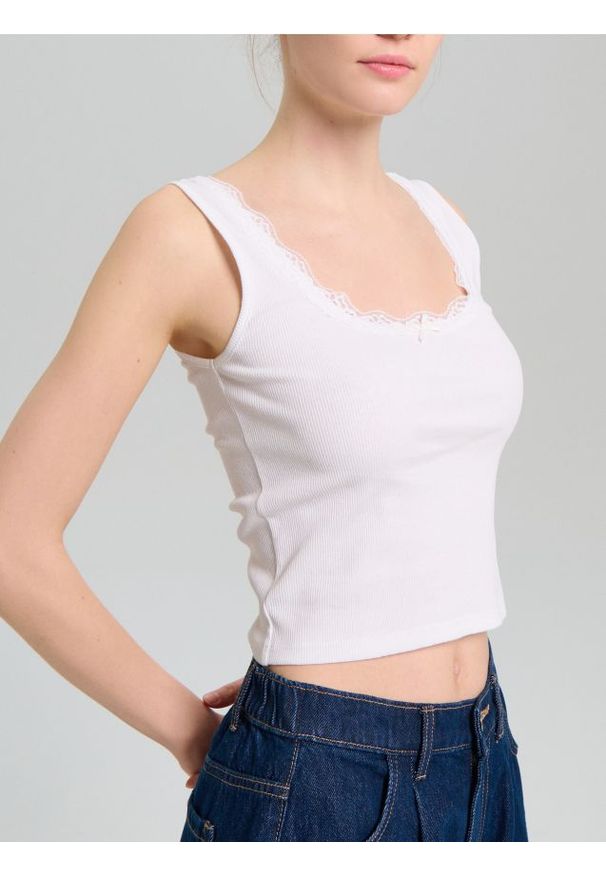 Sinsay - Bawełniany prążkowany top z koronką przy dekolcie - biały. Kolor: biały. Materiał: prążkowany, bawełna, koronka. Wzór: koronka