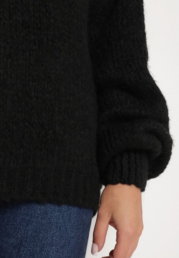 Born2be - Czarny Sweter o Klasycznym Prostym Kroju z Domieszką Wełny i Wiskozy Sezisya. Okazja: na co dzień. Kolor: czarny. Materiał: wiskoza, wełna. Długość rękawa: długi rękaw. Długość: długie. Wzór: aplikacja. Sezon: zima, jesień. Styl: klasyczny