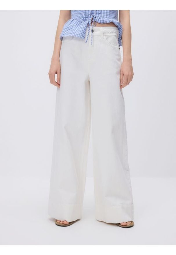 Reserved - Jeansy wide leg z ozdobną wstawką - biały. Kolor: biały