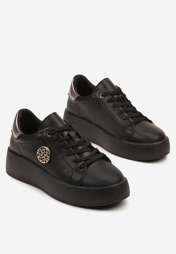 Born2be - Czarne Skórzane Sneakersy z Metaliczną Ozdobą Halarila. Okazja: na co dzień. Kolor: czarny. Materiał: skóra. Wzór: aplikacja