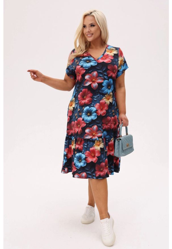 Moda Size Plus Iwanek - Wiskozowa sukienka Solea w wielobarwne hibiskusy PLUS SIZE XXL OVERSIZE. Okazja: do pracy, na co dzień, na spacer. Typ kołnierza: dekolt w serek. Kolekcja: plus size. Materiał: wiskoza. Sezon: lato. Typ sukienki: oversize, dla puszystych. Styl: klasyczny, casual, elegancki