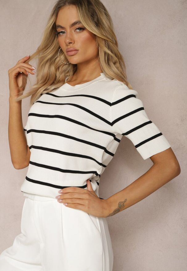 Renee - Biała Prążkowana Bluzka z Wiskozy w Paski z Ozdobnymi Guzikami na Ramionach Crea. Kolor: biały. Materiał: prążkowany, wiskoza. Wzór: paski