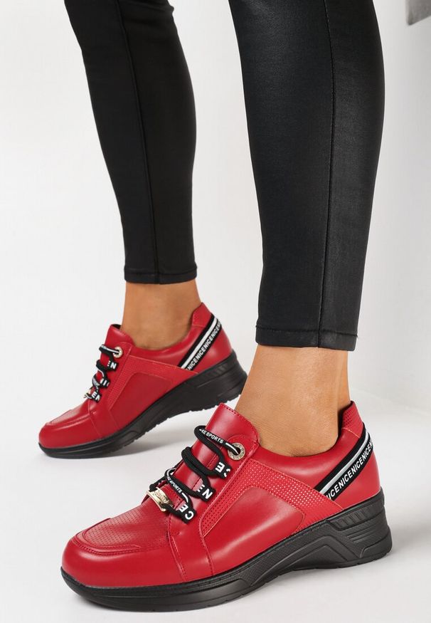 Born2be - Czerwone Sneakersy na Niskim Koturnie z Ozdobnymi Napisami ze Skórzaną Wkładką Drilvia. Kolor: czerwony. Materiał: skóra. Wzór: napisy. Obcas: na koturnie