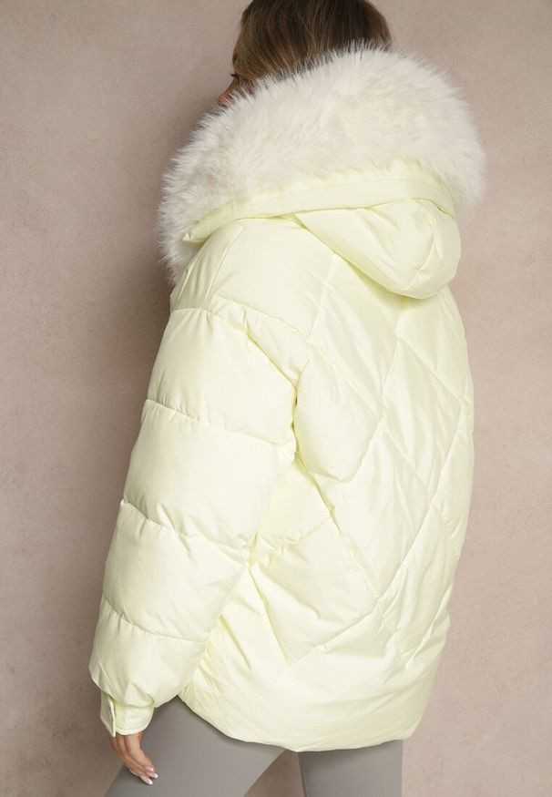 Renee - Jasnożółta Kurtka Pikowana z Kapturem i Odpinanymi Futerkowymi Wstawkami Izafera. Okazja: na co dzień. Typ kołnierza: kaptur. Kolor: żółty. Materiał: jeans. Styl: elegancki, casual