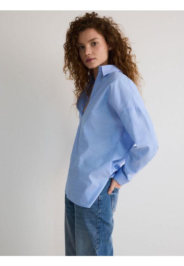 Reserved - Oversizowa koszula z dodatkiem lyocellu - jasnoniebieski. Kolor: niebieski. Materiał: tkanina, bawełna