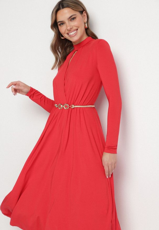 Born2be - Czerwona Rozkloszowana Sukienka z Ozdobnym Wycięciem i Usztywnioną Linią Ramion Rivfedi. Okazja: na co dzień, na imprezę. Kolor: czerwony. Długość rękawa: długi rękaw. Typ sukienki: proste. Styl: casual, elegancki