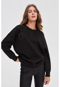 MOODO - Bluza z aplikacją czarna. Kolor: czarny. Materiał: poliester, bawełna. Wzór: aplikacja