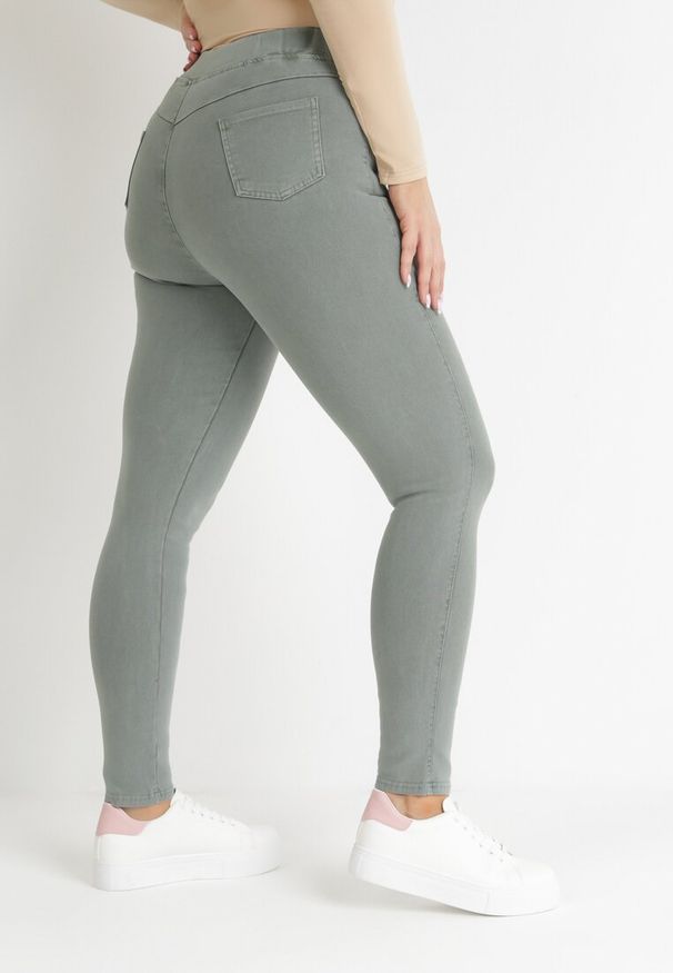 Born2be - Zielone Spodnie Skinny z Elastyczną Gumką w Pasie i Wsuwanymi Kieszeniami Orlande. Kolor: zielony