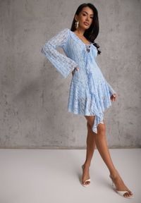 Renee - Niebieska Eteryczna Sukienka z Koronki z Falbankami i Wiązaniem Dianatta. Okazja: na co dzień. Typ kołnierza: kołnierz z falbankami. Kolor: niebieski. Materiał: koronka. Wzór: koronka. Styl: boho, casual, elegancki #9