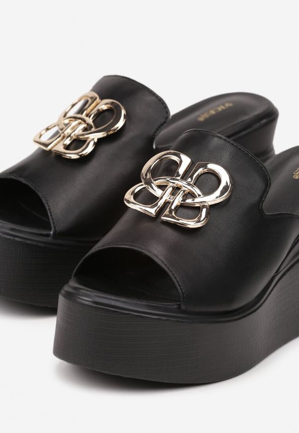 Born2be - Czarne Klapki Vices na Koturnie z Metaliczną Aplikacją Nitovella. Okazja: na co dzień. Kolor: czarny. Materiał: jeans. Wzór: aplikacja. Sezon: wiosna, lato. Obcas: na koturnie. Styl: casual, elegancki