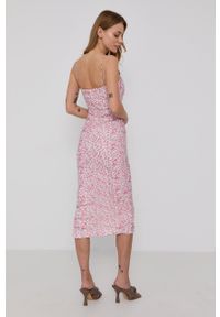 BARDOT - Bardot Sukienka kolor różowy midi dopasowana. Kolor: różowy. Materiał: tkanina. Długość rękawa: na ramiączkach. Typ sukienki: dopasowane. Długość: midi