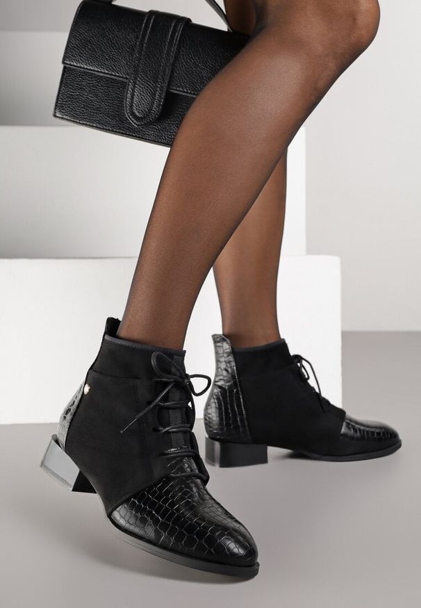 Renee - Czarne Sznurowane Botki do Kostki Vices Zdobione Tłoczeniem Skóry Węża Wedvire. Okazja: na co dzień. Kolor: czarny. Materiał: skóra. Szerokość cholewki: normalna. Wzór: aplikacja. Styl: casual