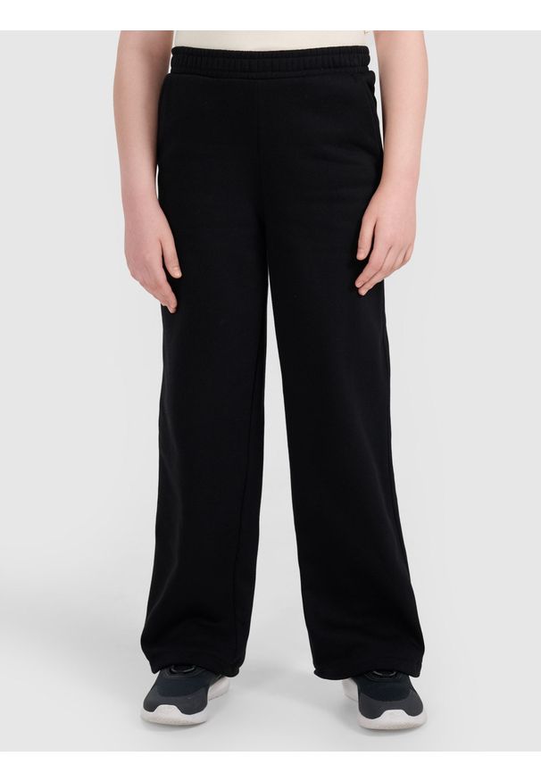 4f - 4F Spodnie dresowe z szerokimi nogawkami dziewczęce - czarne 128 (7-8 lat). Okazja: na co dzień, na spacer, na uczelnię. Stan: podwyższony. Kolor: czarny. Materiał: dresówka. Sezon: lato. Styl: casual