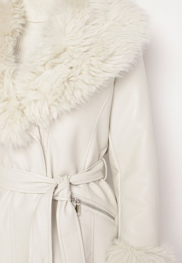 Born2be - Biała Taliowana Kurtka z Imitacji Skóry Obszyta Futerkiem Tilista. Okazja: na co dzień. Kolekcja: plus size. Kolor: biały. Materiał: futro, skóra. Długość rękawa: długi rękaw. Długość: długie. Styl: elegancki, klasyczny, casual