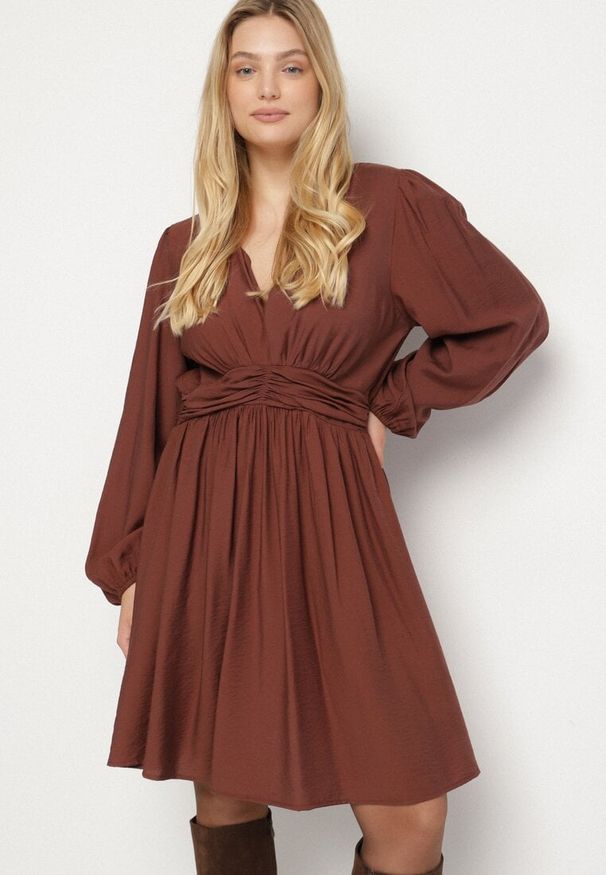 Born2be - Brązowa Rozkloszowana Sukienka z Marszczeniem w Talii i Dekoltem w Serek Salindea. Okazja: na co dzień. Typ kołnierza: dekolt w serek. Kolekcja: plus size. Kolor: brązowy. Długość rękawa: długi rękaw. Typ sukienki: dla puszystych. Styl: casual, elegancki