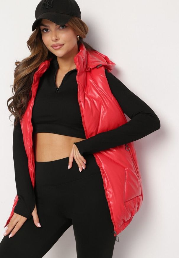 Born2be - Czerwona Pikowana Kamizelka z Kapturem Incanto. Typ kołnierza: kaptur. Kolor: czerwony. Wzór: geometria