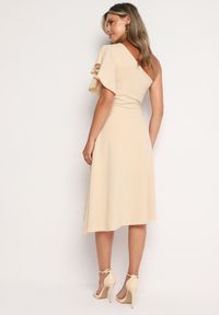 Born2be - Beżowa Koktajlowa Sukienka Asymetryczna na Jedno Ramię z Falbankami Vimilora. Typ kołnierza: kołnierz z falbankami. Kolor: beżowy. Materiał: materiał. Typ sukienki: asymetryczne. Styl: wizytowy #3