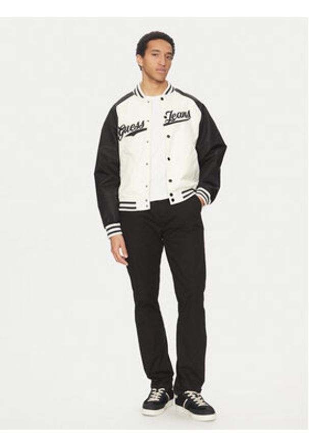 Guess Jeans Kurtka bomber M5GL32 WHAA2 Écru Regular Fit. Kolor: kremowy. Materiał: syntetyk