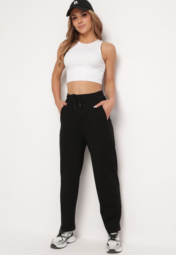 Born2be - Czarne Spodnie Dresowe z Wysokim Stanem i Gumką w Pasie Dimka. Okazja: na co dzień. Stan: podwyższony. Kolor: czarny. Materiał: dresówka. Styl: casual, elegancki