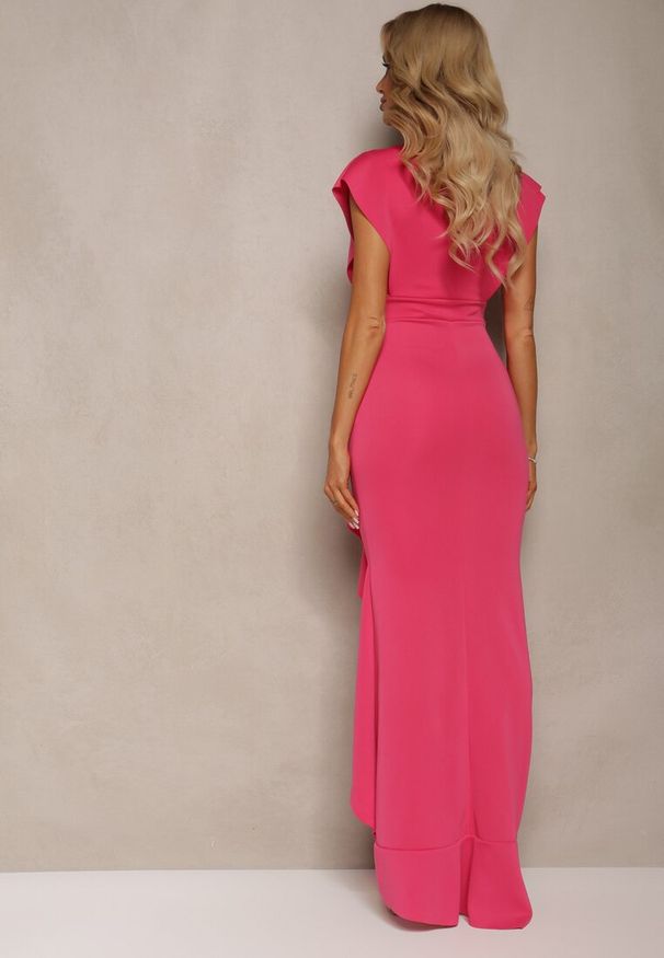 Renee - Fuksjowa Elegancka Sukienka Długa o Asymetrycznym Fasonie z Dekoltem w V i Falbaną Efimea. Okazja: do pracy. Typ kołnierza: dekolt w kształcie V. Kolor: różowy. Typ sukienki: asymetryczne. Styl: elegancki. Długość: maxi