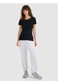 4f - 4F T-shirt regular z prążkowanej dzianiny damski - czarny XL. Okazja: na co dzień. Kolor: czarny. Materiał: dzianina, prążkowany. Długość rękawa: raglanowy rękaw. Wzór: prążki. Styl: sportowy, klasyczny, casual