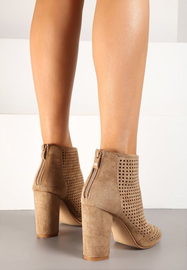 Born2be - Ciemnobeżowe Ażurowe Sandały Vices na Obcasie Felileva. Okazja: na spotkanie biznesowe. Nosek buta: otwarty. Kolor: beżowy. Wzór: ażurowy. Sezon: lato. Obcas: na obcasie. Styl: klasyczny, biznesowy. Wysokość obcasa: średni