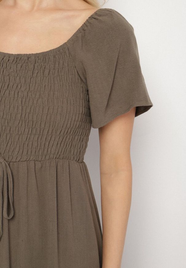 Born2be - Ciemnozielona Sukienka z Wiskozą Lnem i Elastyczną Górą Ellisena. Okazja: na spacer, na co dzień. Kolor: zielony. Materiał: wiskoza, len. Typ sukienki: proste. Styl: casual, elegancki, klasyczny