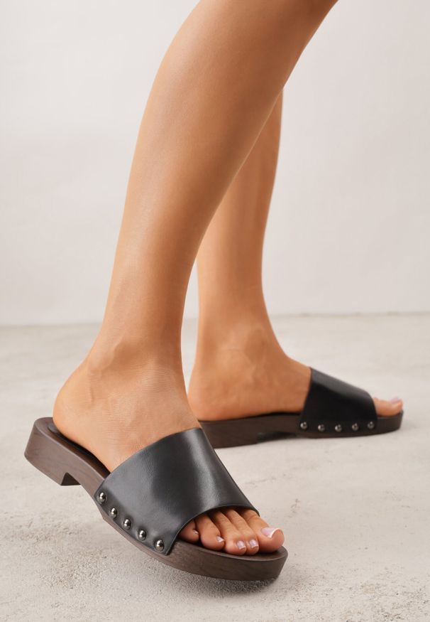 Born2be - Czarne Klapki w Klasycznym Stylu z Nitami Talove. Okazja: na co dzień. Kolor: czarny. Styl: klasyczny