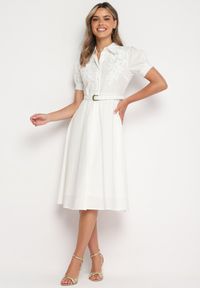 Born2be - Biała Sukienka z Koronką i Ozdobnym Paskiem oraz Kołnierzykiem Gavridia. Okazja: na co dzień, do pracy. Kolor: biały. Materiał: koronka. Długość rękawa: krótki rękaw. Wzór: koronka. Typ sukienki: proste. Styl: casual, klasyczny, elegancki, wizytowy #6