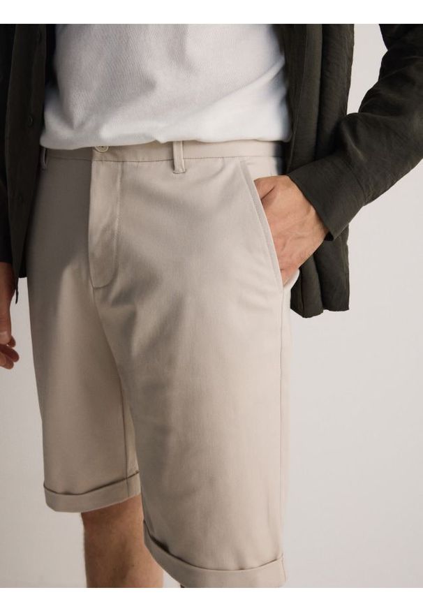 Reserved - Szorty slim fit - beżowy. Kolor: beżowy. Materiał: tkanina, bawełna