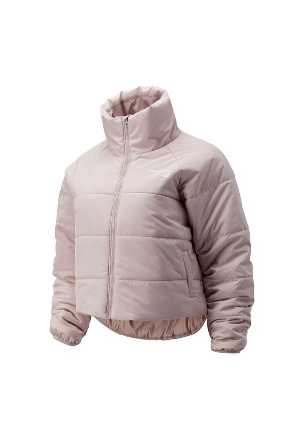 Kurtka New Balance WJ13801SCI – różowa. Kolor: różowy. Materiał: materiał. Wzór: napisy. Sezon: zima