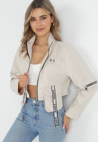 Born2be - Beżowy Płaszcz z Regulowaną Długością i Taśmami z Napisem Emmilou. Kolor: beżowy. Wzór: napisy. Sezon: wiosna, jesień #5