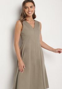 Born2be - Jasnozielona Sukienka o Rozkloszowanym Kroju z Dekoltem w Serek Alifia. Okazja: na co dzień, na spacer, na imprezę. Typ kołnierza: dekolt w serek. Kolor: zielony. Długość rękawa: bez rękawów. Typ sukienki: rozkloszowane, proste. Styl: klasyczny, casual #3