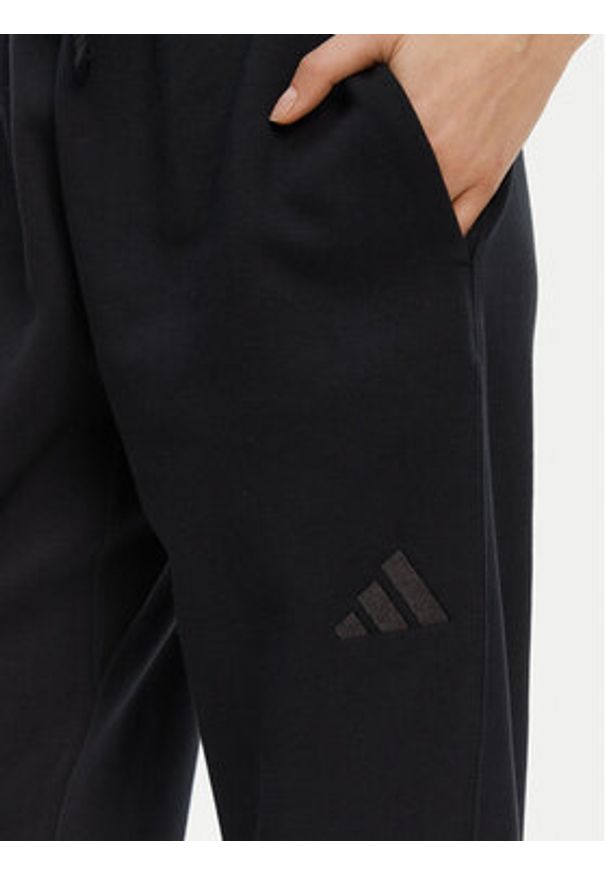 Adidas - adidas Spodnie dresowe ALL SZN Fleece IW1024 Czarny Loose Fit. Kolor: czarny. Materiał: syntetyk, bawełna