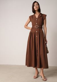 Born2be - Brązowa Koszulowa Sukienka Bez Rękawów Ozdobiona Paskiem z Klamrą Phalixia. Okazja: na co dzień. Kolor: brązowy. Długość rękawa: bez rękawów. Wzór: aplikacja. Typ sukienki: koszulowe. Styl: casual, elegancki #4