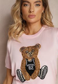 Renee - Różowa Bluzka z Wiskozy z Naszywką Misia z Wełny z Cyrkoniami i Perełkami Ophirai. Kolor: różowy. Materiał: wełna, wiskoza. Wzór: aplikacja #5