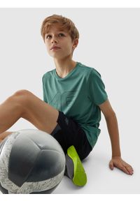 4F JUNIOR - Koszulka sportowa szybkoschnąca chłopięca - zielona. Kolor: zielony. Materiał: dzianina, elastan, materiał, włókno, syntetyk. Długość rękawa: krótki rękaw. Długość: krótkie. Wzór: jednolity, gładki, nadruk, ze splotem. Sport: bieganie, fitness