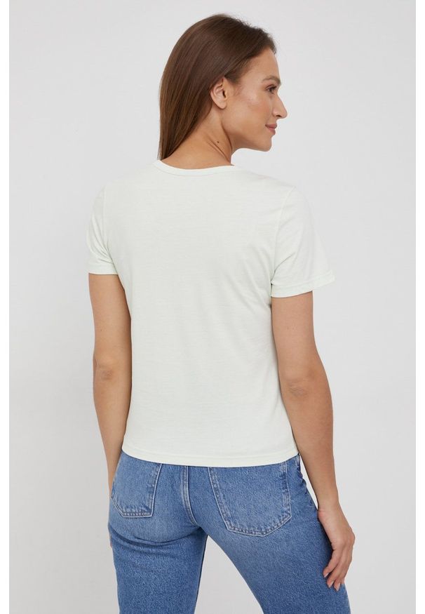 Lee t-shirt bawełniany kolor zielony. Kolor: zielony. Materiał: bawełna. Długość rękawa: krótki rękaw. Długość: krótkie. Wzór: aplikacja