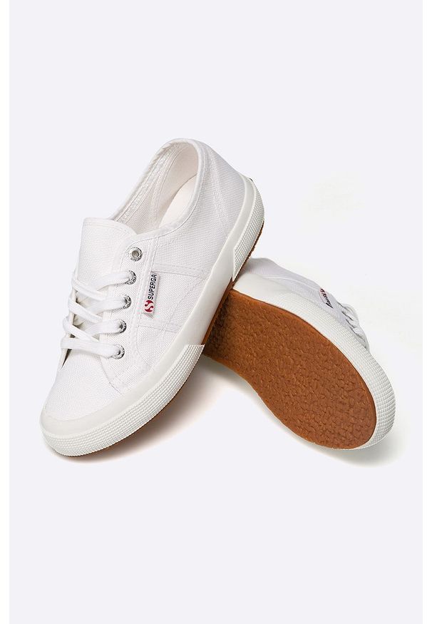 Superga - Tenisówki. Nosek buta: okrągły. Zapięcie: sznurówki. Kolor: biały